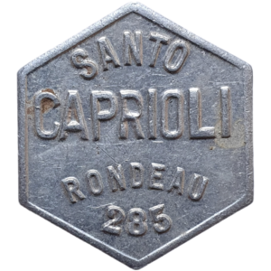 Argentina, ficha da vinícula “SANTO CAPRIOLI”, valor 20, 2.2 g, 29 x 25 mm, alumínio