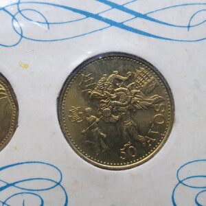 Cartão souvenir para turistas com 3 moedas de Macau Português